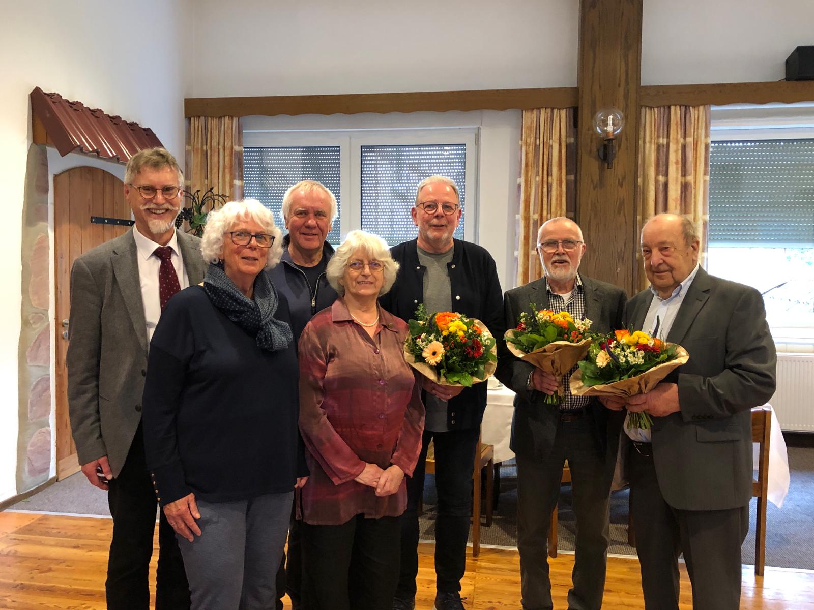 Das Redaktionsteam (von rechts nach links): Helmut Radi, Karl Dietrich, Michael Geidies, Adelheid Röller, Günter Opitz sowie Brigitte Weiß und Michael Thöne